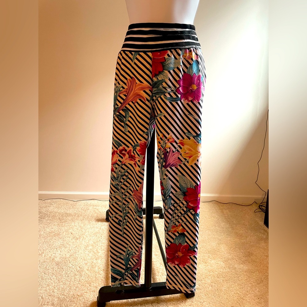 Beautiful colorful leggings in perfect condition. crunch bottom lift .